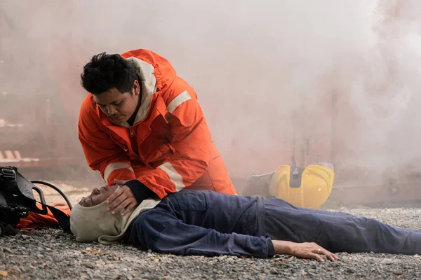 Πυροσβέστες Ετοιμάζονται Δώσουν Επείγουσα Ανάσα Διάσωσης Σώζοντας Ανθρώπους — Φωτογραφία Αρχείου