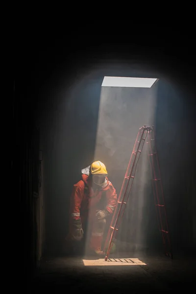 Вертикальная Фотография Пожарного Поднимается Лестнице Опытом Осмотреть Место Спасти Манекен — стоковое фото