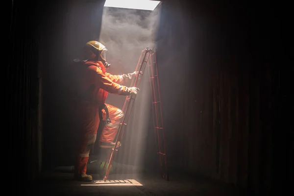 Tűzoltó Létrán Mászik Hogy Ellenőrizze Helyszínt Segítsen Egy Bábunak — Stock Fotó
