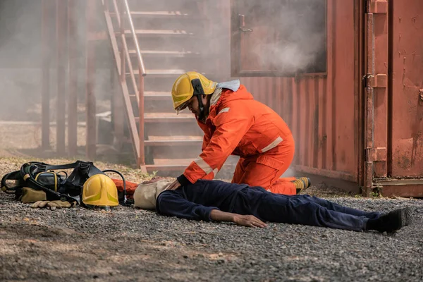 Tűzoltók Kiképzésüket Tapasztalatukat Felhasználva Életmentő Intézkedéseket Hajtottak Végre Eszméletlen Áldozaton Jogdíjmentes Stock Képek