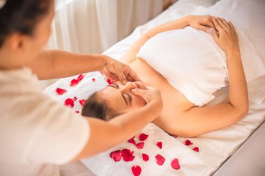 Spa odası kusursuz bir şekilde temiz ve bakımlı müşteriler için huzurlu ve rahatlatıcı bir ortam yaratıyor..