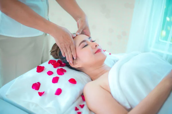 Professional Masseuse Head Massage Beautiful Woman Bed Sprinkled Rose Petals — Stock Photo, Image