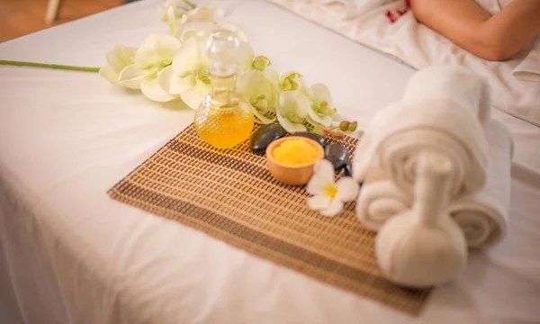 Wellness Glas Und Handtuch Auf Dem Weißen Bett Während Schöne — Stockfoto