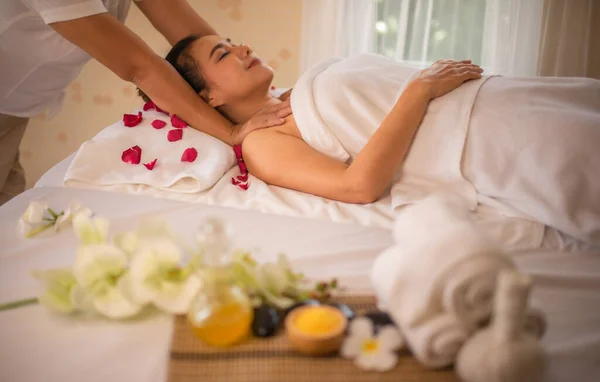 Vacker Asiatisk Kvinna Att Axelmassage Professionell Massös Ligger Vit Säng — Stockfoto