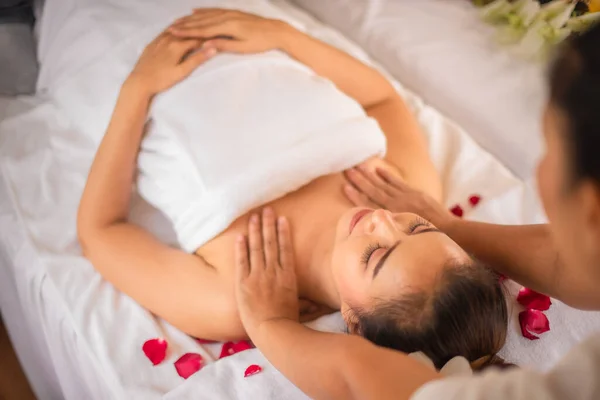 Professionelle Masseurin Schultermassage Bis Hübsch Asiatisch Frau Auf Weiß Bett — Stockfoto