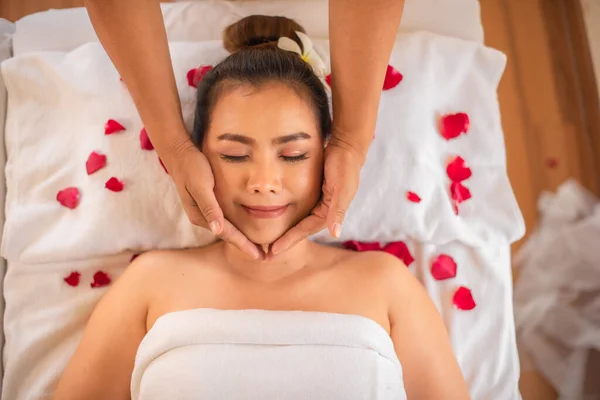 Cliente Está Experimentando Uma Sensação Tranquilidade Paz Interior Durante Massagem — Fotografia de Stock