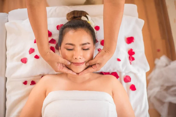 Der Kunde Fühlt Sich Während Der Massage Auf Dem Mit — Stockfoto