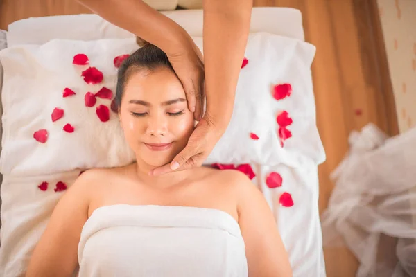 Visão Superior Massagista Profissional Fazendo Massagem Bochecha Belos Clientes Asiáticos — Fotografia de Stock