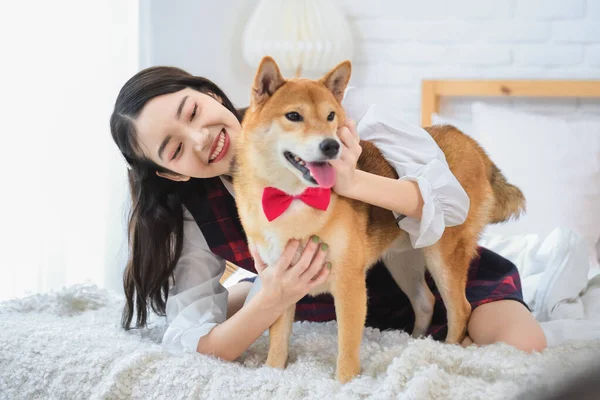 Bela Ásia Mulher Jogar Com Ela Cão Com Diversão Expressão — Fotografia de Stock
