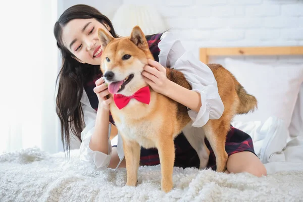 Bela Mulher Asiática Brincando Com Seu Cão Com Expressão Feliz — Fotografia de Stock