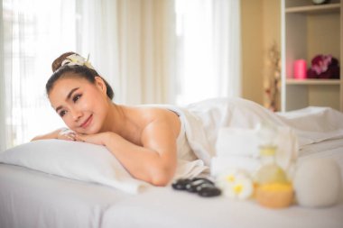 Yatakta uzanan güzel Asyalı kadın bu sefer spa odasında vücudunu ve zihnini canlandırmak için ihtiyacı olan şeyin tam olarak bu olduğunu biliyordu..