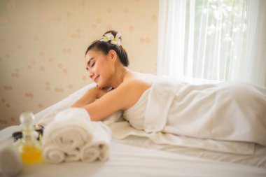 Masaj sona ererken, güzel Asyalı kadın kaplıca odasını biliyordu. Kendini yenilenmiş ve dünyayla yüzleşmeye hazır hissediyordu..