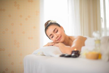 Havadaki bitkisel yağların ve tuzların kokusu güzel Asyalı kadın için canlandırıcı ve canlandırıcıydı..