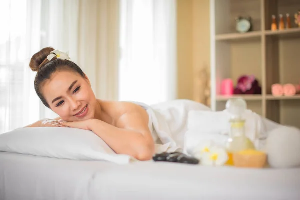 아름다운 아시아인 침대에 편안하게 있습니다 — 스톡 사진