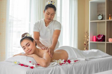 Profesyonel masöz sihrini konuşturarak müşterinin vücudundaki tüm gerilimi azaltır..