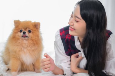 Güzel Asyalı kadın, tüylü köpeğinin nazik gözlerine bakarken huzur ve sükunet hissi hissetti..