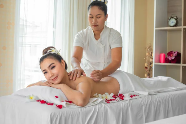 Chiaro Che Massaggiatrice Altamente Qualificato Come Bel Cliente Asiatico Completa — Foto Stock