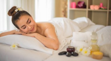 Atmosfer sakin ve huzurlu. Müşteriler kaplıca odasında dinlenip rahatlama fırsatının tadını çıkarıyorlar..