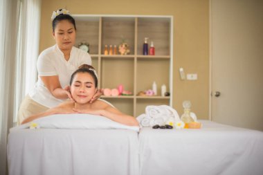 Profesyonel masözlerin detaylara olan ilgisi hiçbir düğüm ya da gerginliğin çözülmemesini ve müşterilerin kendilerini tamamen yenilenmiş hissetmelerini sağlar..