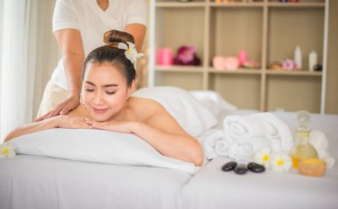 Müşteri, masözün uzman ellerinin altında stres ve gerilimin eriyip gittiğini hissedebiliyordu..