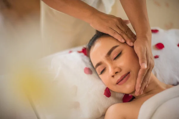 Vacker Asiatisk Klient Låg Bekvämt Spa Sängen Med Slutna Ögon — Stockfoto