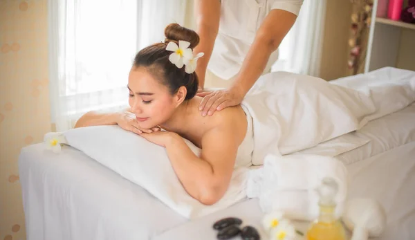 Esperienza Massaggiatrice Professionista Dimostra Chiaramente Sua Capacità Adattarsi Alle Esigenze — Foto Stock