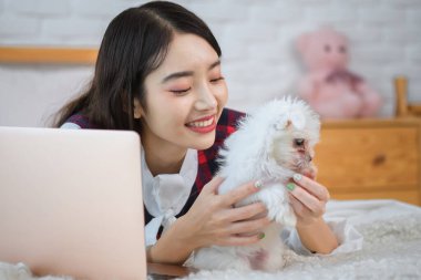 Yaklaşan iş toplantısına rağmen kadın, tüylü arkadaşıyla birlikte rahat ve rahat hissetti..