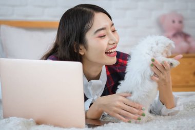 Güzel Asyalı kadın, iş toplantısından önce tüylü arkadaşıyla güzel vakit geçiriyordu..