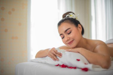 Spa odası gerekli yağlarla kokuludur. Bu da sadece kadınların rahatlama duygusunu arttırır..