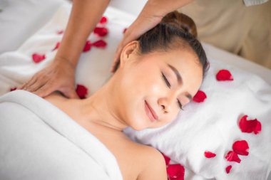 Masaj müşterinin ihtiyaçlarına ve tercihlerine göre ayarlandı, maksimum rahatlık ve etkinlik sağlandı..