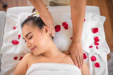 Müşteri gözlerini kapadı ve masözün iyileştirici dokunuşuna teslim oldu..