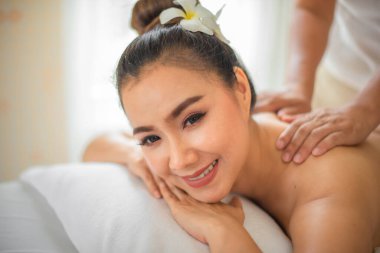 Masözün yetenekli elleri, Asyalı güzel kadınların yorgun kaslarında harikalar yaratıyor. Çok ihtiyaç duyulan rahatlama ve rahatlama sağlıyor..