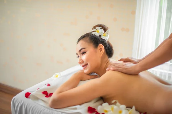 Massagista Profissional Aplicou Uma Pressão Suave Nos Ombros Bela Mulher — Fotografia de Stock