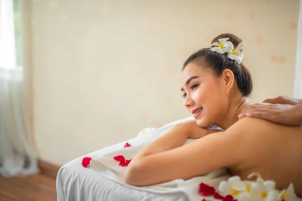 Mooi Aziatisch Meisje Lag Massage Tafel Met Haar Ogen Gesloten — Stockfoto