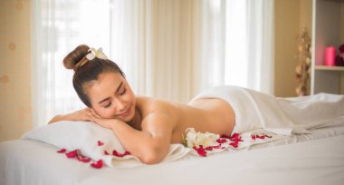 Pofuduk yatak vücudunu kucakladı ve tamamen rahatlamasına olanak sağladı..