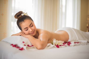 Gözleri kapalı ve dudaklarında nazik bir gülümseme ile kadın yatağın içine doğru battı, tüm gerilimden kurtuldu..