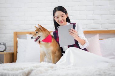 Yüzündeki nazik gülümseme, tüylü arkadaşının sıcaklığı ve arkadaşlığıyla o anda hissettiği derin memnuniyeti gözler önüne serdi..