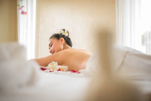美丽的亚洲女人躺在床上 在温泉室休息 — 图库照片