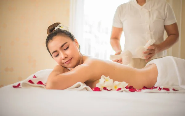 Spa Serene Omgeving Ervaren Massage Therapeut Erin Geslaagd Mooie Aziatische — Stockfoto