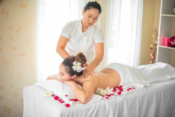 Belle Asiatique Femme Obtenez Massage Avec Professionnel Masseuse Sur Lit — Photo