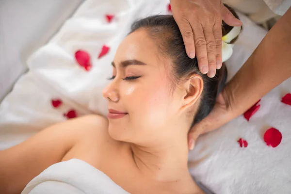 Als Die Mit Rosen Bestreute Massage Auf Dem Bett Fortgesetzt — Stockfoto