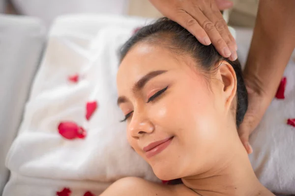 Piękna Azjatycka Kobieta Dostać Masaż Głowy Przez Profesjonalnego Masażystę Łóżku — Zdjęcie stockowe