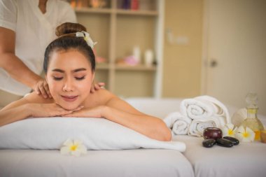 Güzel Asyalı kızın yüzündeki dingin ifade, kaplıcanın şımartıcı hizmetlerine kendini kaptırırken derin bir huzur ve sükunet duygusu taşıyordu..