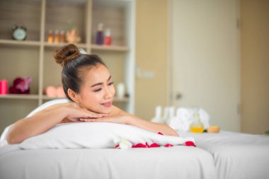 Güzel Asyalı kadının yüzündeki dingin ifade güllerle döşenmiş yatağında yatarken derin bir rahatlama ve iç huzurdan bahsediyordu..