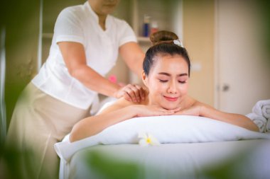 Her nazik yoğuruşunda ve bastırışında güzel Asyalı kadın kaslarının gevşediğini hissetti ve günün endişelerini bir rahatlama hissi gibi dağıttı..