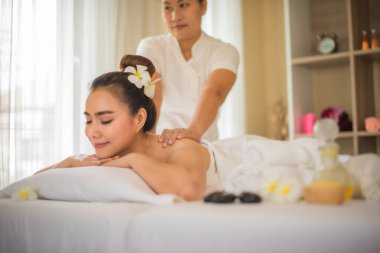 Masözün maharetli elleri mükemmel miktarda baskı uygularken güzel Asyalı kadın kendini şifa dokunuşuna teslim etti. Yatağın üzerinde saf mutluluk ve sükuneti hissetti.