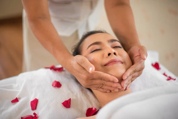 Masseuse Qualifié Massage Belle Asiatique Femme Menton Sur Lit Saupoudrer — Photo