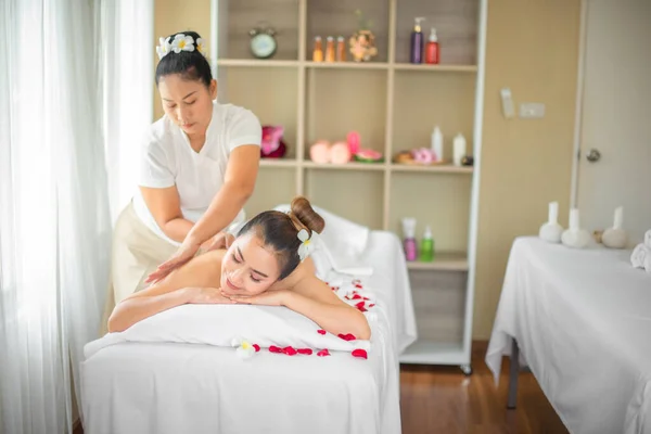 Técnicas Hábeis Massagista Trabalhou Aliviar Tensão Promover Uma Sensação Relaxamento — Fotografia de Stock