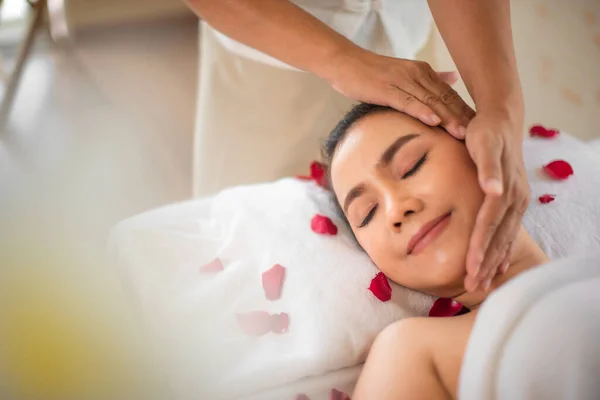 Schöne Asiatische Frau Erhält Eine Kopfmassage Von Einer Hoch Qualifizierten — Stockfoto