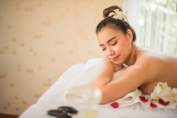 Güzel Asyalı Kadın Gülümsemesi Yatakta Derin Bir Memnuniyet Hissini Yansıtıyordu — Stok fotoğraf
